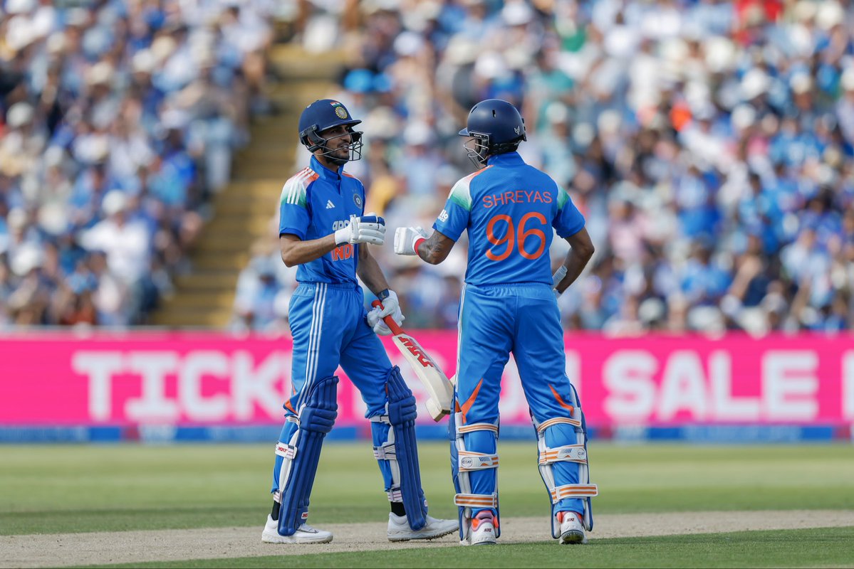 ShreyasIyer15's tweet photo. Team effort 🇮🇳💙 https://t.co/zRVO17lTv3
