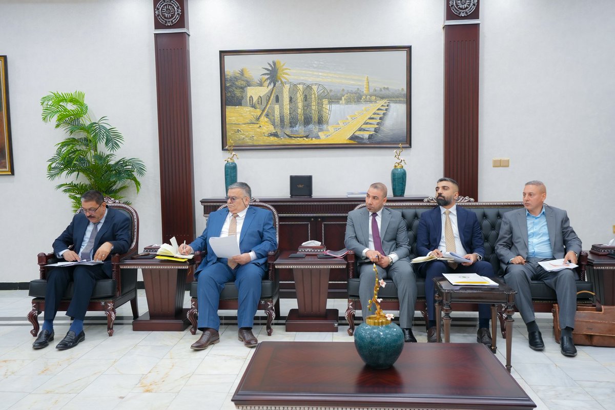 MediaEngdbs's tweet photo. محافظ الأنبار يبحث آليات تنفيذ البرنامج الحكومي للمحافظات غير المنتظمة بإقليم

ترأس محافظ الأنبار المهندس عمر مشعان دبوس اجتماعاً موسعاً ضم الكادر المتقدم في ديوان المحافظة، وممثلي الجهات ذات العلاقة، لبحث آليات إعداد وتنفيذ منهجية البرنامج الحكومي للمحافظات غير المنتظمة بإقليم، بما يضمن تحقيق مستهدفاته وفق رؤية مؤسسية قائمة على التخطيط والمتابعة وقياس الأداء.

وأكد السيد المحافظ، أن المرحلة المقبلة تتطلب توحيد الجهود وتكامل الأدوار بين مختلف الجهات التنفيذية، واعتماد مؤشرات أداء واضحة وخطط عمل دقيقة ترتبط بأولويات المحافظة واحتياجاتها التنموية، بما يعزز كفاءة الأداء الحكومي ويرتقي بمستوى الخدمات المقدمة للمواطنين.

ووجّه سيادته، بتشكيل لجنة عليا برئاسته، تتولى الإشراف المباشر على تنفيذ البرنامج الحكومي، ومتابعة نسب الإنجاز، وقياس مؤشرات الأداء، وتذليل المعوقات، وضمان الالتزام بالتوقيتات الزمنية المحددة، مع رفع تقارير دورية تتضمن مستوى التقدم في التنفيذ، بما يسهم في تحقيق مستهدفات البرنامج وفق أعلى معايير الكفاءة والحوكمة المؤسسية.

المكتب الإعلامي لمحافظ الأنبار
الثلاثاء 14 تموز 2026