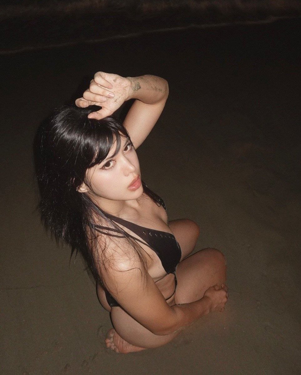 streamergooner0's tweet photo. Syanne glowing under the beach moonlight 🌙 https://t.co/4HoPPsTFZb