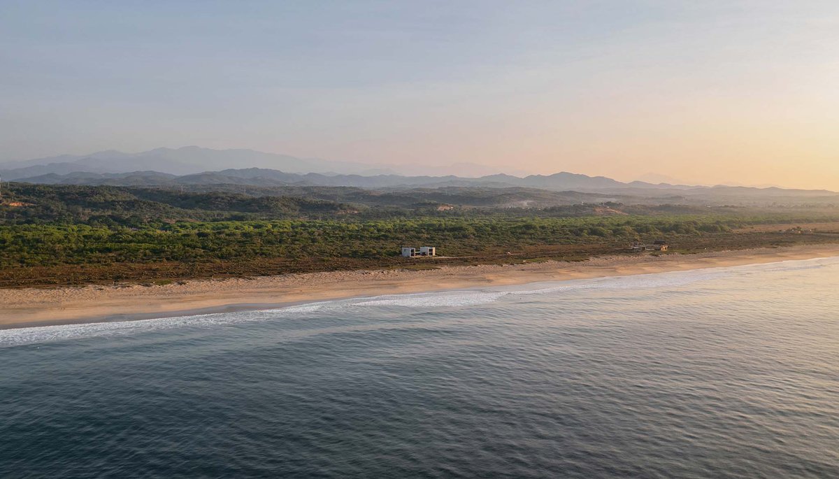 METALOCUS's tweet photo. Casa Macahuite, proyectada por Studiofont,  se encuentra ubicada en la playa de Macahuite, en la costa del estado  de Oaxaca, México. Implantada en un paisaje donde convergen el océano  Pacífico y la vegetación tropical, la vivienda responde a un entorno de  alta sensibilidad ambiental y condiciones climáticas extremas mediante  una arquitectura de mínima intervención que establece una relación  directa con el territorio, el clima y el paisaje.
https://t.co/3HtPvyIbtc
Tropical silence. Macahuite House by Studio Font
https://t.co/Qjpe8nx5Y8