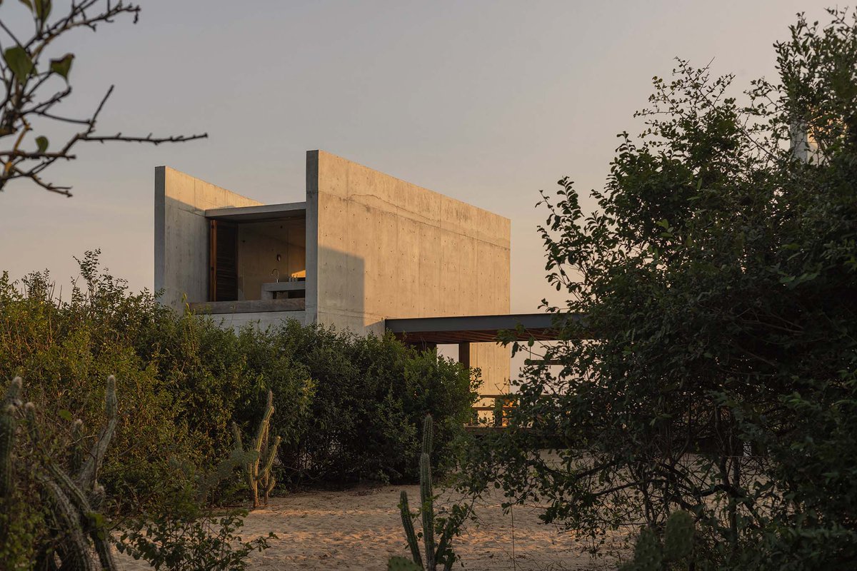 METALOCUS's tweet photo. Casa Macahuite, proyectada por Studiofont,  se encuentra ubicada en la playa de Macahuite, en la costa del estado  de Oaxaca, México. Implantada en un paisaje donde convergen el océano  Pacífico y la vegetación tropical, la vivienda responde a un entorno de  alta sensibilidad ambiental y condiciones climáticas extremas mediante  una arquitectura de mínima intervención que establece una relación  directa con el territorio, el clima y el paisaje.
https://t.co/3HtPvyIbtc
Tropical silence. Macahuite House by Studio Font
https://t.co/Qjpe8nx5Y8