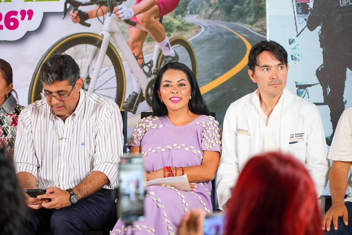 saymipinedav's tweet photo. Impulsamos el crecimiento turístico de Puerto Escondido

Participé en la conferencia de prensa del Gobernador, Ing. Salomón Jara Cruz (@salomonj), realizada en Puerto Escondido, donde compartimos las acciones que impulsamos para fortalecer el desarrollo turístico de este gran destino.

En este espacio informé que, para la temporada vacacional de verano, del 16 de julio al 30 de agosto, estimamos una derrama económica de 428 millones de pesos y la llegada de más de 177 mil turistas.

Asimismo, destacamos que, en el Aeropuerto Internacional de Puerto Escondido, la llegada de pasajeras y pasajeros creció 11.58 por ciento en 2025, en comparación con 2024.

También dimos a conocer los proyectos que se desarrollan para fortalecer la actividad turística de Puerto Escondido y avanzar en su consolidación como un destino de clase mundial hacia 2030.

Seguimos trabajando para fortalecer la infraestructura, la conectividad y la oferta turística de Oaxaca, con desarrollo y bienestar para sus comunidades.

#Oaxaca #CorazónCulturaldeMéxico