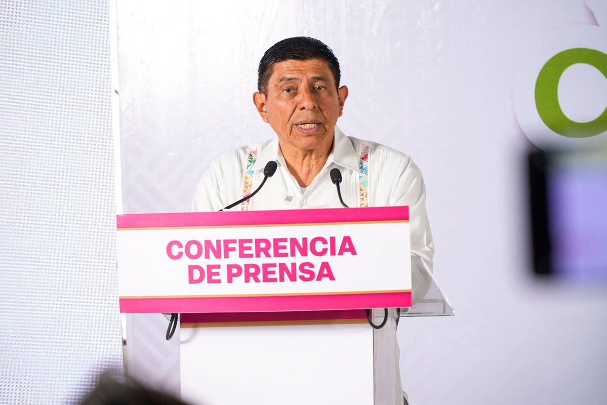 saymipinedav's tweet photo. Impulsamos el crecimiento turístico de Puerto Escondido

Participé en la conferencia de prensa del Gobernador, Ing. Salomón Jara Cruz (@salomonj), realizada en Puerto Escondido, donde compartimos las acciones que impulsamos para fortalecer el desarrollo turístico de este gran destino.

En este espacio informé que, para la temporada vacacional de verano, del 16 de julio al 30 de agosto, estimamos una derrama económica de 428 millones de pesos y la llegada de más de 177 mil turistas.

Asimismo, destacamos que, en el Aeropuerto Internacional de Puerto Escondido, la llegada de pasajeras y pasajeros creció 11.58 por ciento en 2025, en comparación con 2024.

También dimos a conocer los proyectos que se desarrollan para fortalecer la actividad turística de Puerto Escondido y avanzar en su consolidación como un destino de clase mundial hacia 2030.

Seguimos trabajando para fortalecer la infraestructura, la conectividad y la oferta turística de Oaxaca, con desarrollo y bienestar para sus comunidades.

#Oaxaca #CorazónCulturaldeMéxico