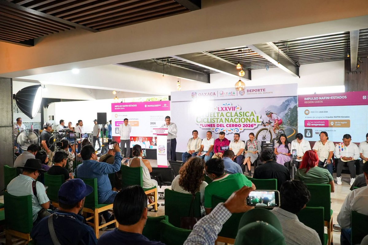 saymipinedav's tweet photo. Impulsamos el crecimiento turístico de Puerto Escondido

Participé en la conferencia de prensa del Gobernador, Ing. Salomón Jara Cruz (@salomonj), realizada en Puerto Escondido, donde compartimos las acciones que impulsamos para fortalecer el desarrollo turístico de este gran destino.

En este espacio informé que, para la temporada vacacional de verano, del 16 de julio al 30 de agosto, estimamos una derrama económica de 428 millones de pesos y la llegada de más de 177 mil turistas.

Asimismo, destacamos que, en el Aeropuerto Internacional de Puerto Escondido, la llegada de pasajeras y pasajeros creció 11.58 por ciento en 2025, en comparación con 2024.

También dimos a conocer los proyectos que se desarrollan para fortalecer la actividad turística de Puerto Escondido y avanzar en su consolidación como un destino de clase mundial hacia 2030.

Seguimos trabajando para fortalecer la infraestructura, la conectividad y la oferta turística de Oaxaca, con desarrollo y bienestar para sus comunidades.

#Oaxaca #CorazónCulturaldeMéxico