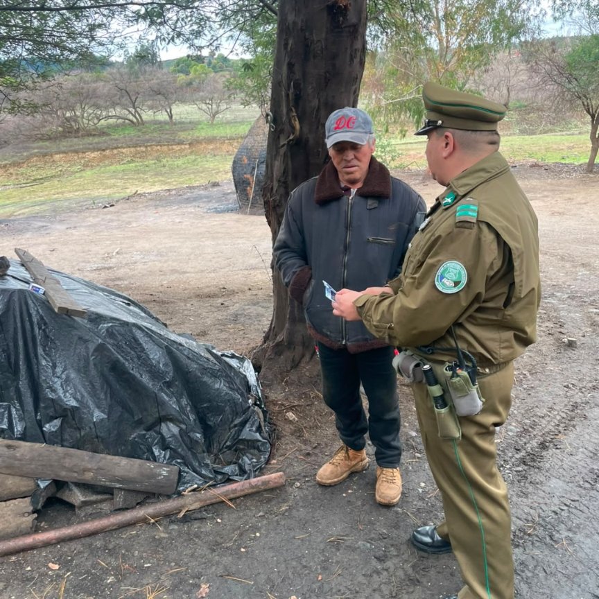Carab_Maule's tweet photo. #CAUQUENES:Con el fin de entregar prevención,Carabineros realizaron una acción “puerta a puerta” por los sectores rurales #Tobalguen y el tranque #Tutuven. Se reiteraron los nros de los cuadrantes y los consejos ante el sistema frontal que se avecina👮🌧️🚨💚.
#CarabinerosDeTodos https://t.co/EiZSHHsVzC