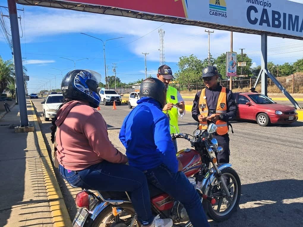 InttContigo's tweet photo. En el municipio Cabimas, el INTT continúa trabajando para garantizar la seguridad vial. En colaboración con el CPNB, se promueve la importancia del uso de los dispositivos de seguridad y el cumplimiento de las normas de tránsito. https://t.co/IInlvriFFa