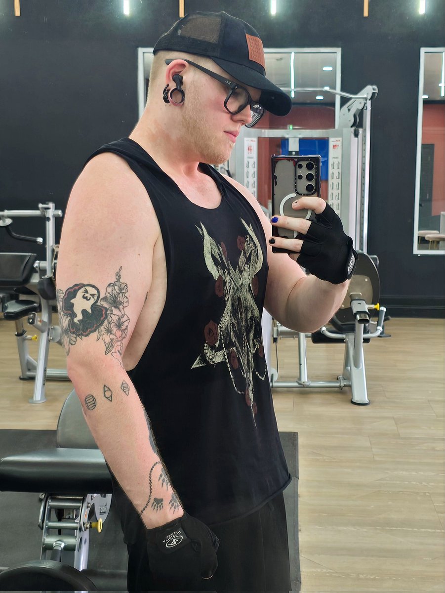 AlpineGShep's tweet photo. No fursuit head this time :(
Just causal gym progress https://t.co/V6RwDZMPis