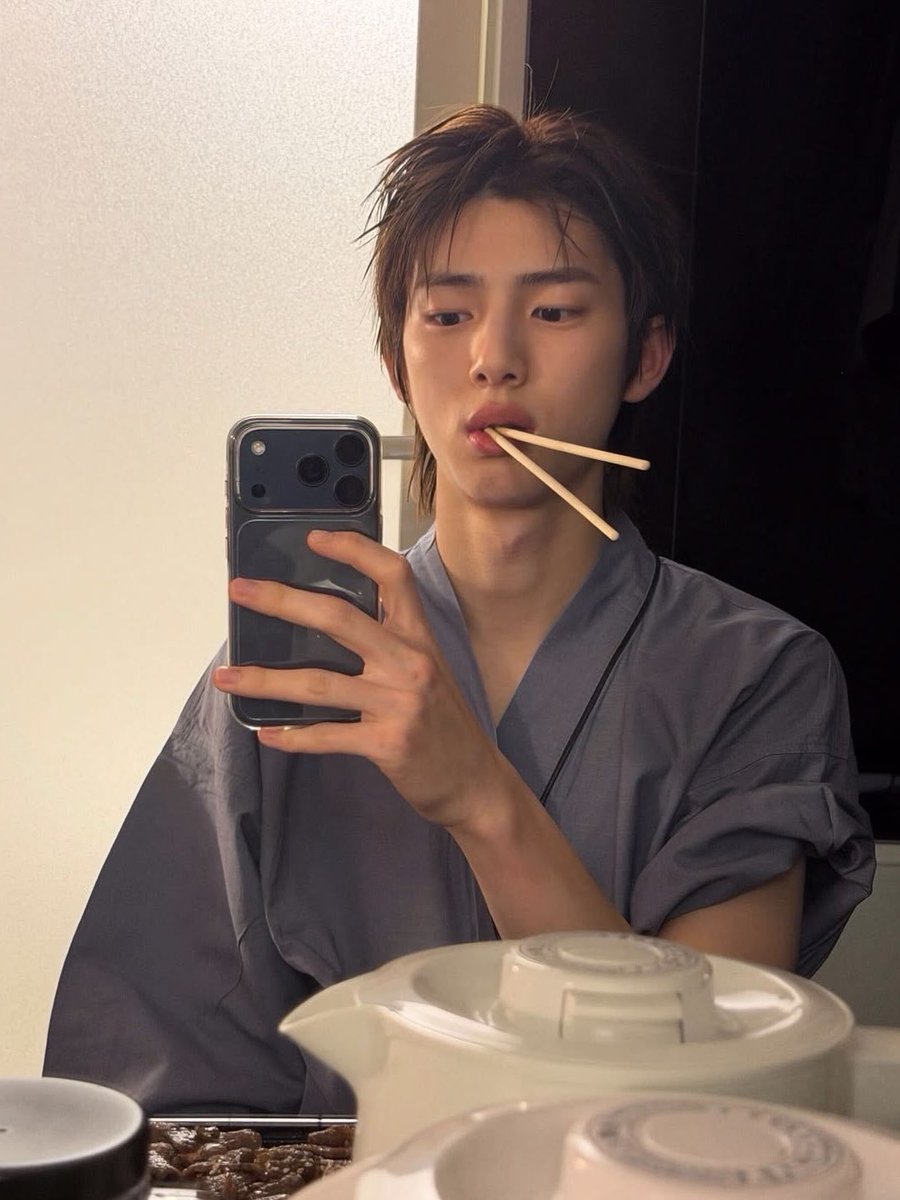 jjucider's tweet photo. random mirror selfies of the day https://t.co/jf7yMkagM7