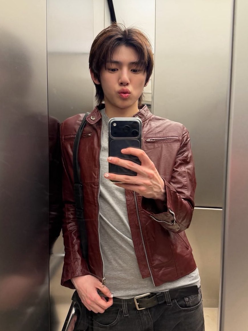 jjucider's tweet photo. random mirror selfies of the day https://t.co/jf7yMkagM7