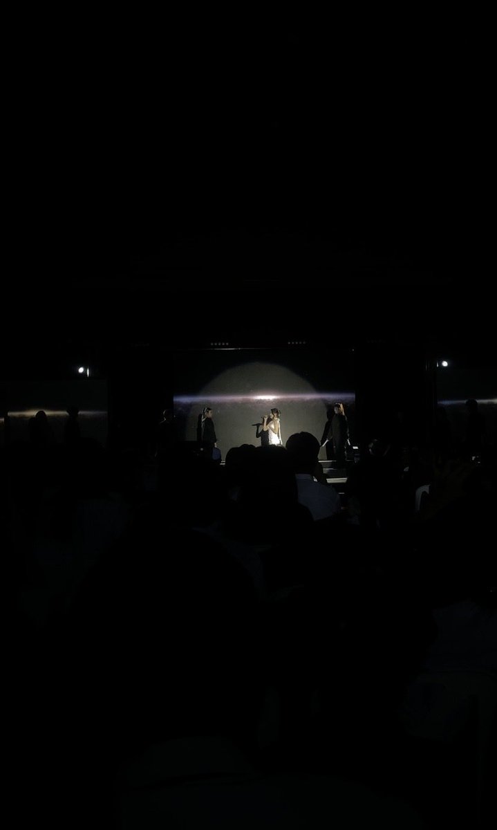 kkhmjq's tweet photo. ภายในงานมีโชว์ร้องเพลงด้วยค่าาา เสียงเพราะสุดๆ ไฟก็เริ่ด อลังการ  #SPUCAaiShowcase https://t.co/bzrwGvTCqT