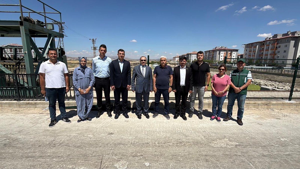 VeyselEroglu's tweet photo. Dsi 18. Bölge Müdürü Osman Erkan ve Afyonkarahisar Belediye Başkan yardımcısı Cem Kasapoğlu ile birlikte Akarçay'da yapılan temizlik çalışmalarını yerinde inceledik.

Akarçay'ın daha sağlıklı ve temiz bir görünüme ulaşması için gereken desteği vereceğimin bilinmesini isterim. https://t.co/Nw4Cs2Ud5i