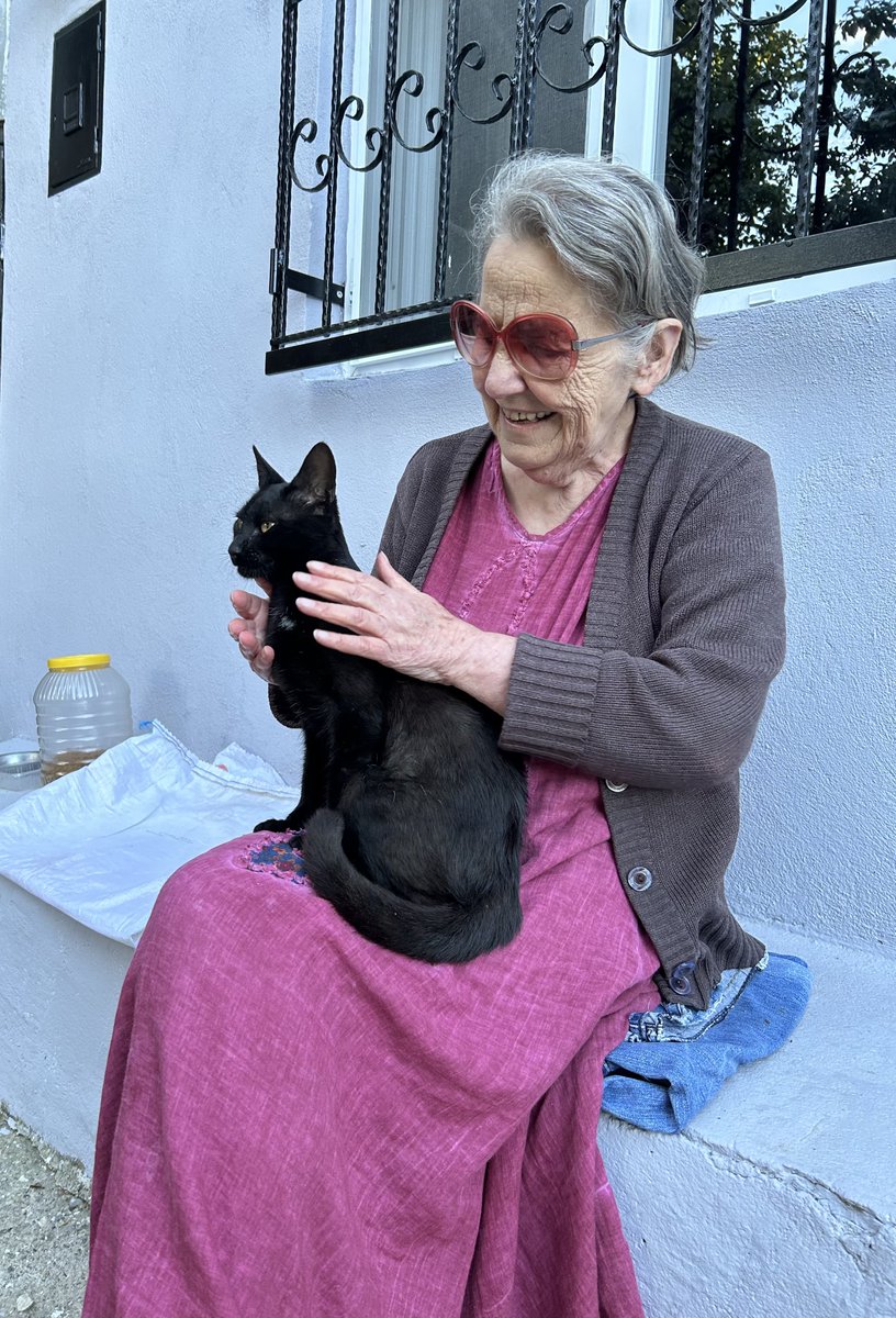 pakizeozcan's tweet photo. Kuzenimin kedisiyle, aşk yaşadık akşam akşam.
Bostancı Köyü/Eflani https://t.co/RlSfPpcXaj