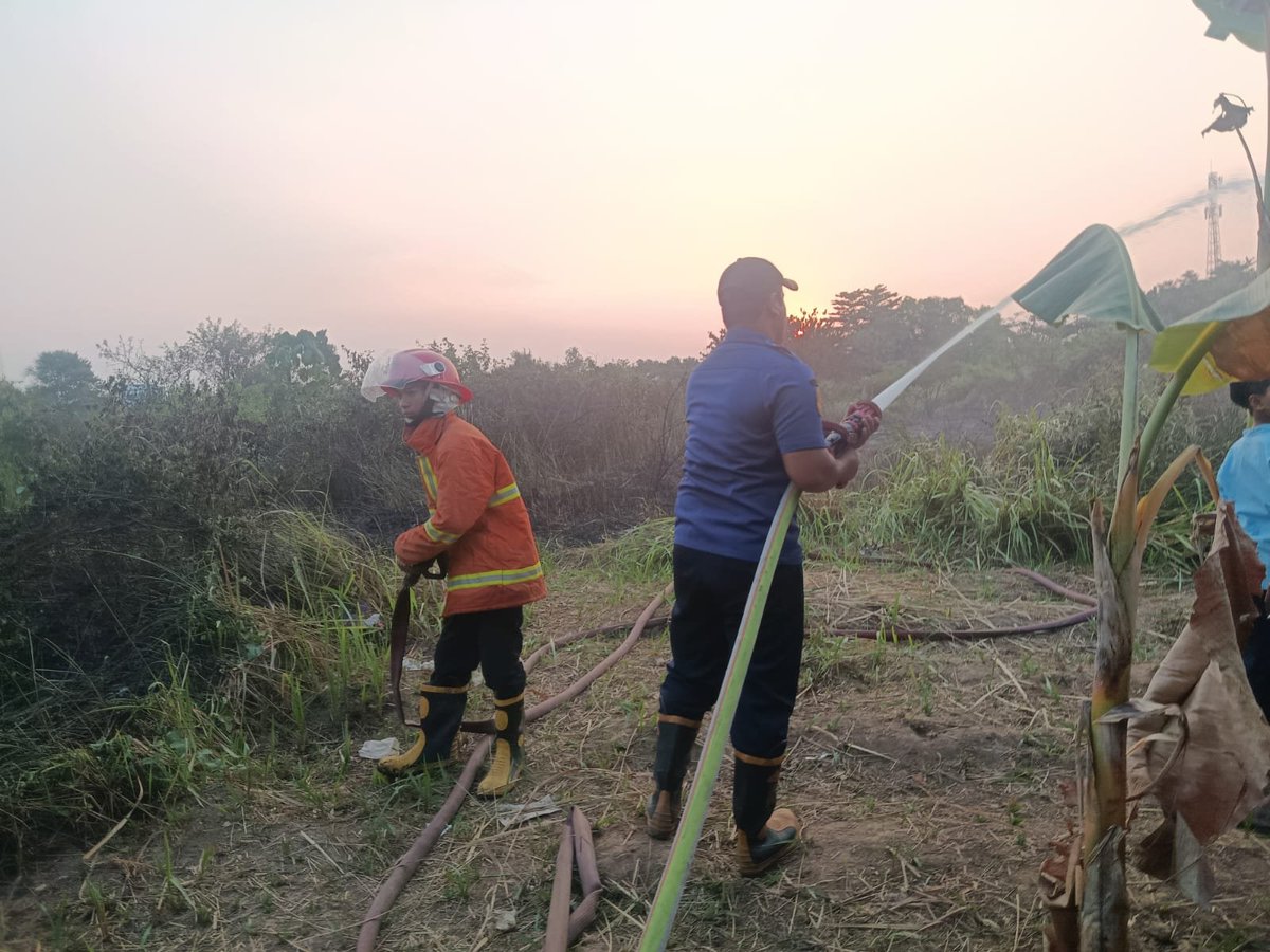 bpbdkudus's tweet photo. Selasa, 14 Juli 2026
Penanganan kebakaran lahan di Kelurahan Purwosari, Kec. Kota (Belakang Swalayan ADA). Penyebab pembakaran sampah yang menjalar di lahan luas -+80 x 30 meter 
Personil penanganan :
1. Satgas BPBD (piket shift 2).
2. Petugas piket Destana Payaman, https://t.co/yuzHXVw8tq