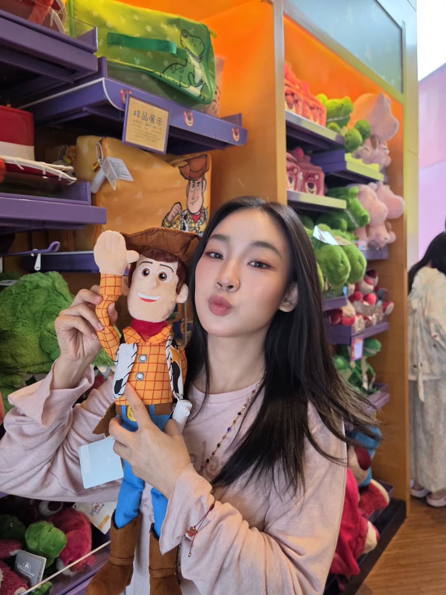 20Banlang's tweet photo. ยัยก้วยสาวสวยหวานแห่งDisneyland (น่ารักเหมือนกับวูดดี้)❤️💗🥰
@4eveOfficial
@fbananai 
#4eve
#Fai4eve https://t.co/3nCx4wloPM