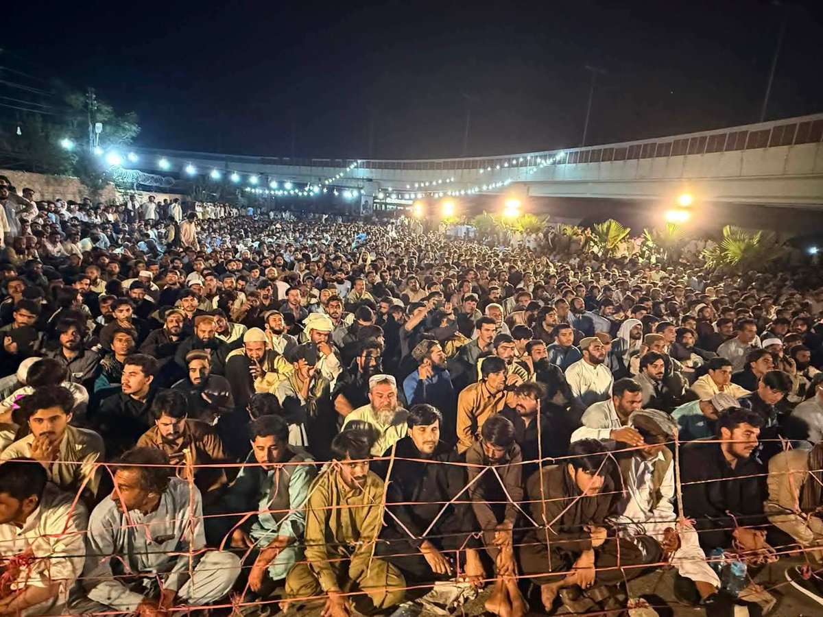ahmad__bobak's tweet photo. کوئٹہ میں سانحہ زیارت کے شہداء کی لاشیں سامنے رکھ کر مسلسل چھٹے روز جاری احتجاج میں موجود یہ ہزاروں افراد صرف ایک مطالبہ کررہے ہیں کہ " ہمیں جینے دو ، ہمیں تحفظ دو ، ہمیں امن دو " 

لیکن افسوس جنہوں نے امن قائم کروانا ہے ان کی ترجیحات تحریک انصاف کو کچلنا ، عمران خان کا علاج نا کروانا اور عمران خان سے کسی صورت فیملی کی ملاقات نا ہونے دینا ہے