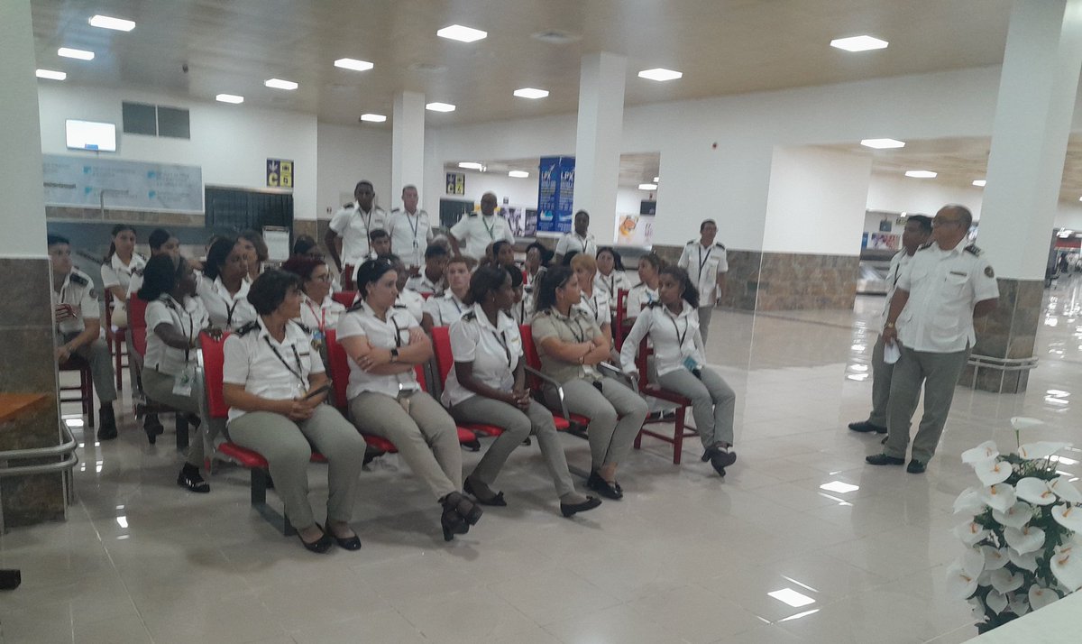 jefeaduanacuba's tweet photo. Participamos en intercambio con la Brigada 7 de @AduanaJM 
Oportunidad para actualizar temas de interés para los oficiales de #AduanadeCuba 
Transformaciones y su impacto en frontera, calidad de vida de los trabajadores y resultados 
Reconocimiento a destacados #FronteraSegura https://t.co/4h1mizSbKp