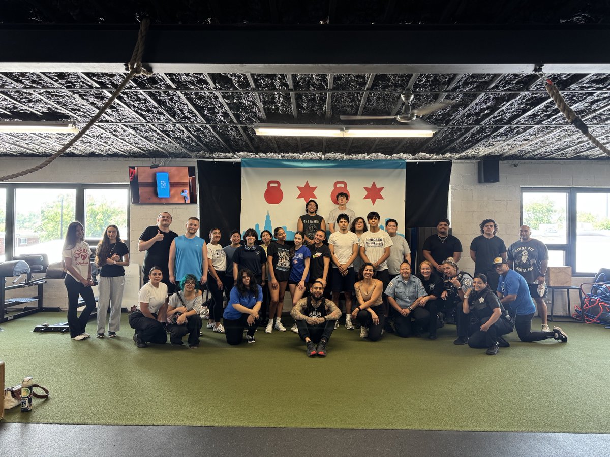ChicagoCAPS14's tweet photo. Today, Area 5 YDAC came together for a Health &amp; Wellness Day focused on the importance of caring for both the body and the mind. Our youth had the opportunity to train with the incredible team at Make It Happen Training. https://t.co/f17xRvvcWZ