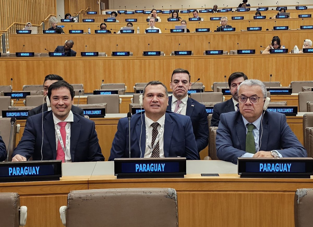 PARLASUR's tweet photo. 🌎El Presidente del PARLASUR, @rodrigamarrak, y el Vicepresidente, @DerlisMaidanaPy, participan en el Foro Parlamentario de la UIP, que se celebra en el marco del Foro Político de Alto Nivel sobre el Desarrollo Sostenible 2026 de las Naciones Unidas, en Nueva York. https://t.co/vvnZwxlFNy