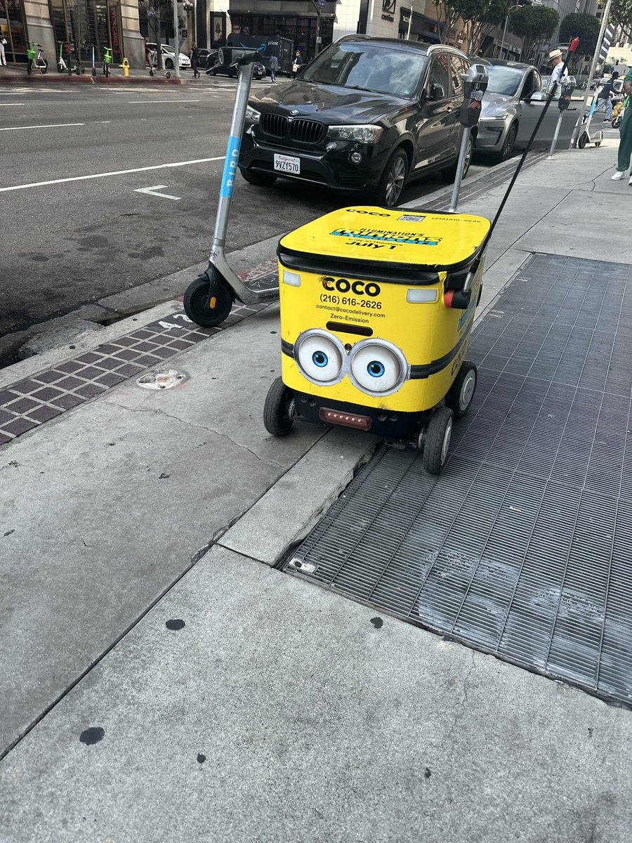 CPA_LATK's tweet photo. ロボット歩いてると壊されないかなって心配になっちゃう🤣止まってる車いてWaymoが車線変更できなくて困ってるの見ると可哀想って思っちゃう。ロボットなのはわかってるんだけどね🤣 https://t.co/QMfR4e7lfM