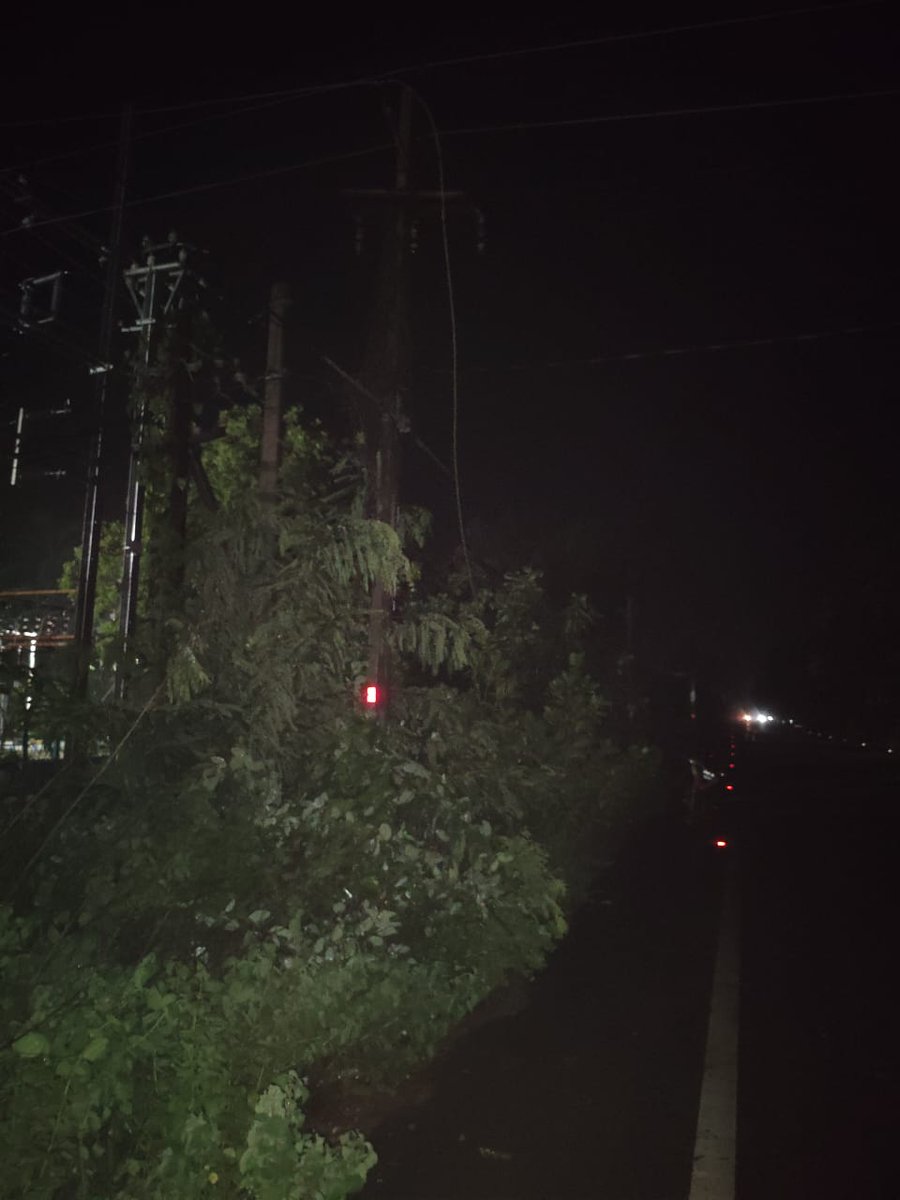 TPWesternOdisha's tweet photo. Dear Consumers,
Due to heavy rainfall and strong winds, multiple feeders in Bhatli Town, Sohela, Padampur, and Bijepur subdivisions have been affected, resulting in a disruption of power supply in the impacted areas.

Our teams are continuously monitoring the situation, and restoration work is in progress. We are making every effort to restore power safely and at the earliest possible.

We sincerely appreciate your patience, understanding, and cooperation during this time.