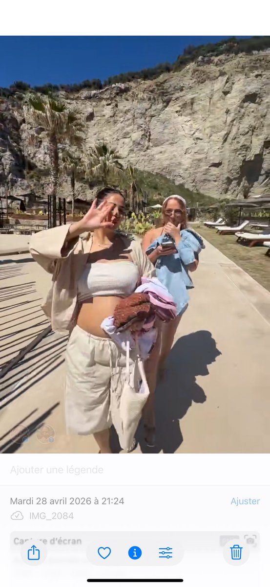 looongliveroro's tweet photo. Le mensonge encore et encore … une vidéo d’annonce en disant qu’elle a découvert être enceinte le 30
Alors que le 28 en voyage presse ça cacher déjà son ventre arrondie #SanaEtNael https://t.co/Cnxs1p8FDG