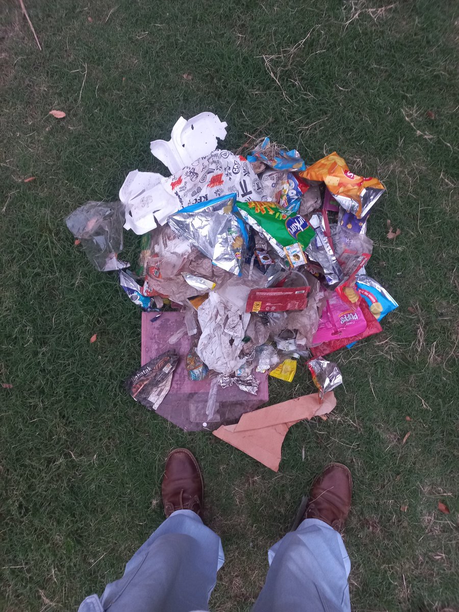 moizache's tweet photo. @zafar_jaspal I spent half and hour to clean up some space and you can see the difference. It was sundown then and wind started blowing hard so I had to stop. 

I want to continue this and I want you #Quaidians to join me as well.

Tomorrow, 5 pm, beside CL. https://t.co/kVWEg8Ptb6