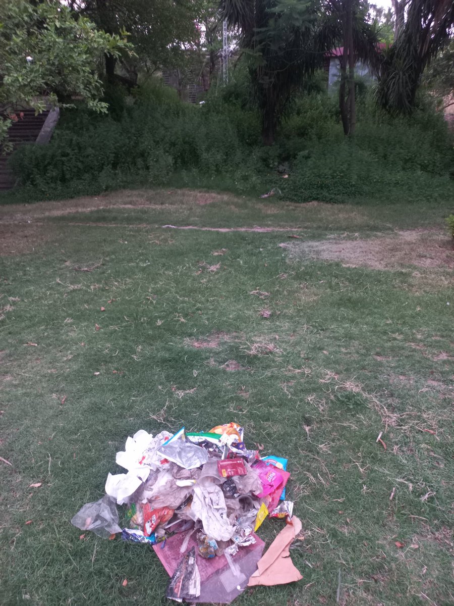 moizache's tweet photo. @zafar_jaspal I spent half and hour to clean up some space and you can see the difference. It was sundown then and wind started blowing hard so I had to stop. 

I want to continue this and I want you #Quaidians to join me as well.

Tomorrow, 5 pm, beside CL. https://t.co/kVWEg8Ptb6