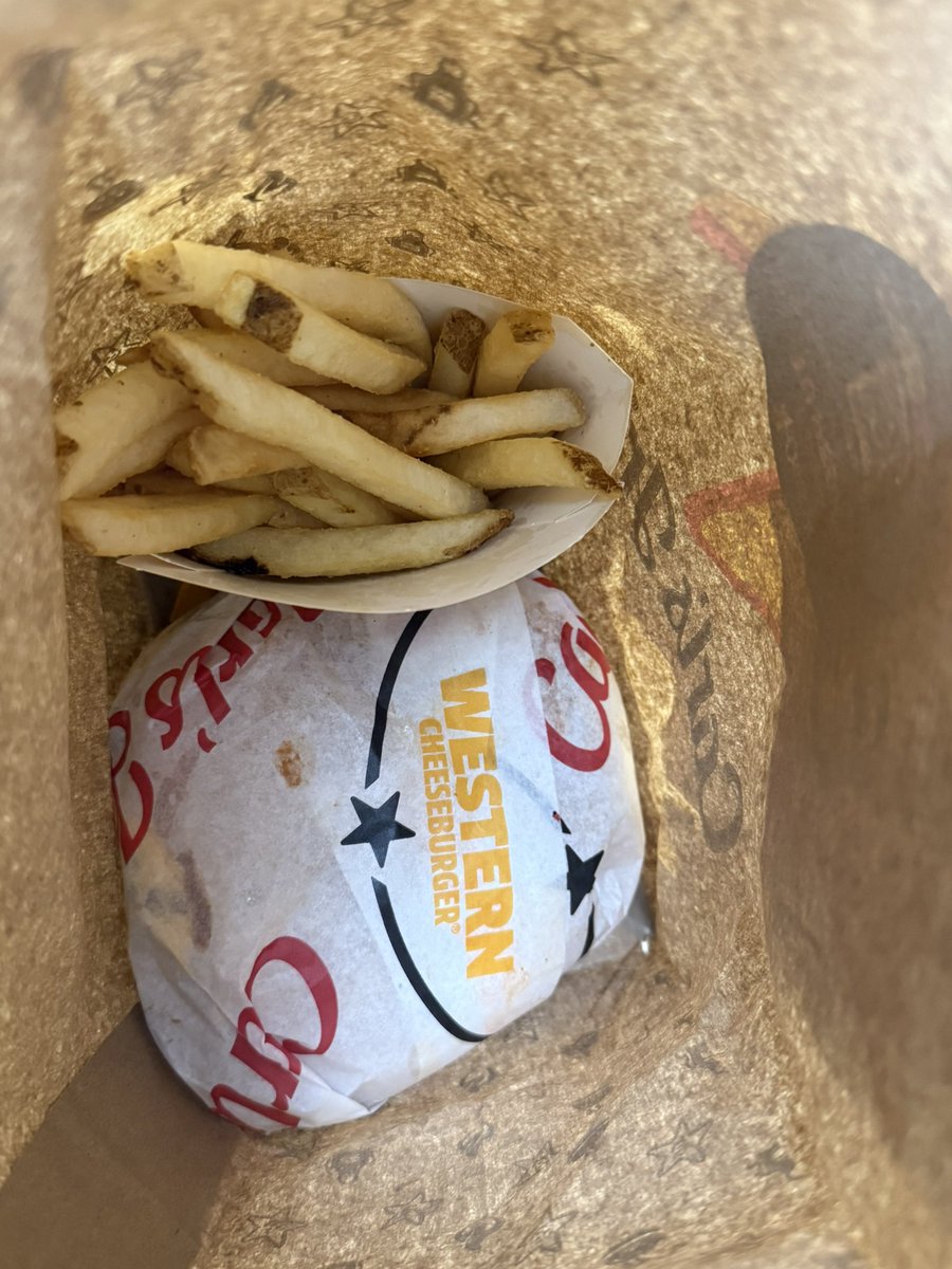 cinnthyaherrera's tweet photo. Siempre lo mismo 🥲 @CarlsJrMx @CarlsJr las entregas que tienen por las diferentes plataformas son desagradables, jamás envían catsup, bbq o honey mustard😭 ahora no disfrutare mi hamburguesa!!! 0di0 aquí https://t.co/4XSSqbOdEz