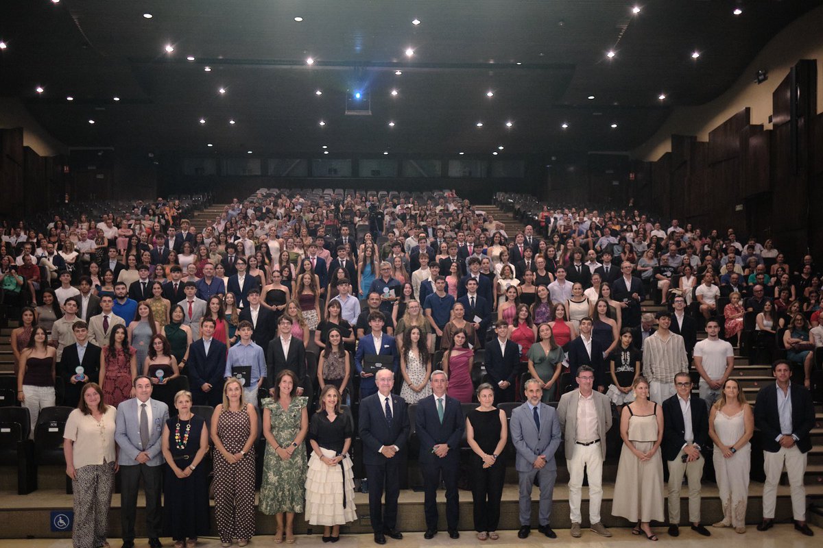 malaga's tweet photo. El Ayuntamiento entrega los Premios de Educación ‘Ciudad de Málaga’ 2026 a un total de 149 estudiantes de ESO y Bachillerato con nota media de 10. https://t.co/eOnwzAQMk4