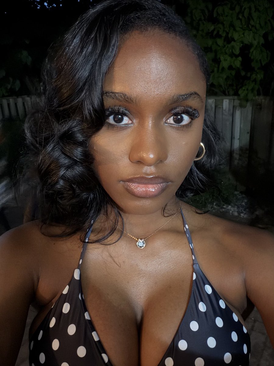 garbiexoxo's tweet photo. I’m heading to the pool https://t.co/ddBL867LLb
