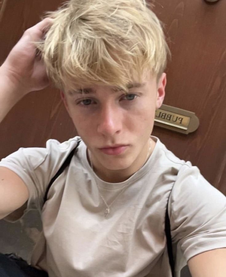vicentriveer's tweet photo. —⠀𝐍ome: Vincent River
⠀—⠀𝐀ltura: 1.69
⠀—⠀𝐈dade: 22 anos
   —   𝐄stado civil: Solteiro
⠀—⠀𝐒exualidade: Homossexual
⠀—⠀𝐄stação favorita: inverno
⠀—⠀𝐂or favorita: vermelho https://t.co/pg7yBfKgxh