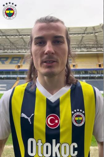 BuzZzS1907's tweet photo. Allah aşkına bu Çağlar Söyüncü denen gevşeği kovun. İdmana bile girmemesi gereken herif hazırlık maçı oynuyor. Gördükçe tansiyonum çıkıyo herif yanından yürüyerek geçiyor kendini bile savunamaz, bu kadar aidiyetsiz sorumsuz gamsız bi adam olamaz. https://t.co/jbM3pDv6rj