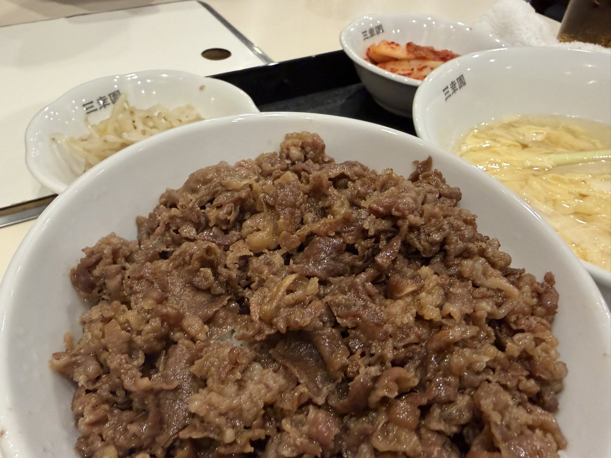 yuidayo_tea's tweet photo. 港区・麻布十番「三幸園」

ランチタイムに焼肉丼を注文。
大盛りかと思うくらいのボリュームに衝撃🫨

焼肉の味がしっかりで白米まで美味しい🤤
付け合わせのキムチともやしのナムルとの相性がよく、優しい卵スープともバランスが取れてて完食😋

サービスも親切で麦茶がカップの半分以下になることが１度もなかったです。すごい。

嵐の聖地としても有名なお店✨