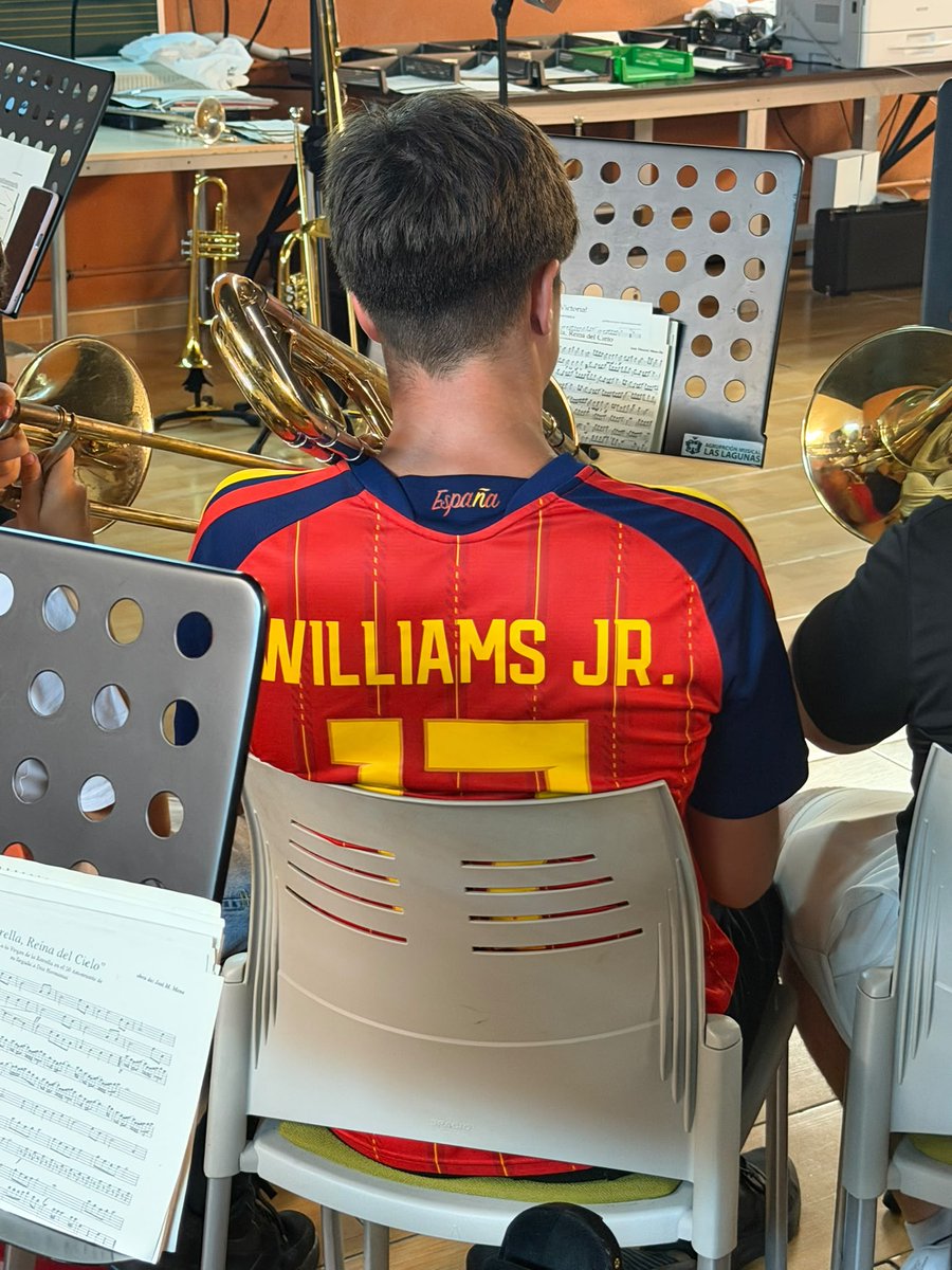 amlaslagunas's tweet photo. #VamosEspaña 🤭⚽️🎵

#AMLasLagunas https://t.co/6ja8n5gRro