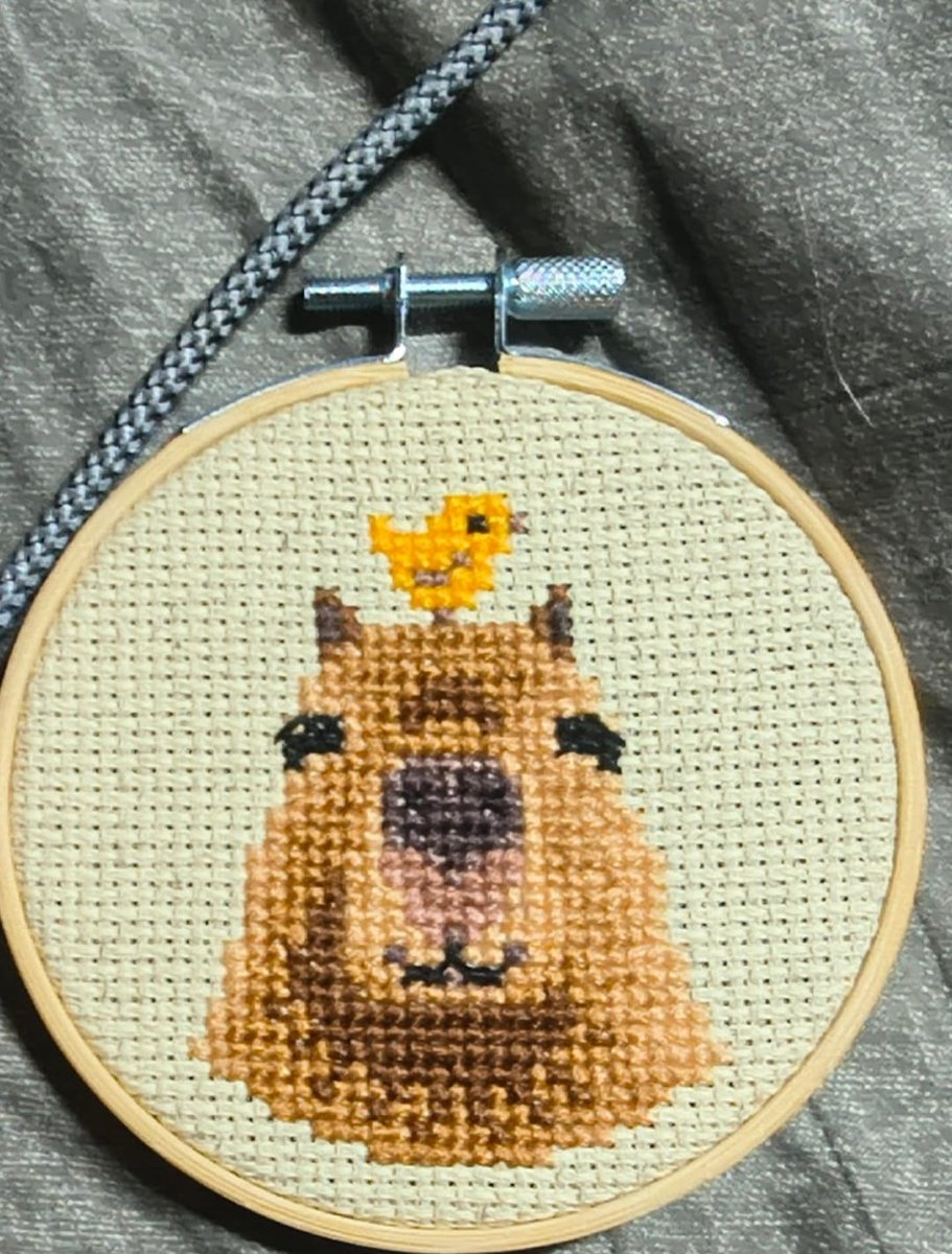 ハンドメイド　カピバラ　クロスステッチ完成品　刺繍 カピバラさんのクロスステッチを作ってみた！頭の上にちょこんと乗っ