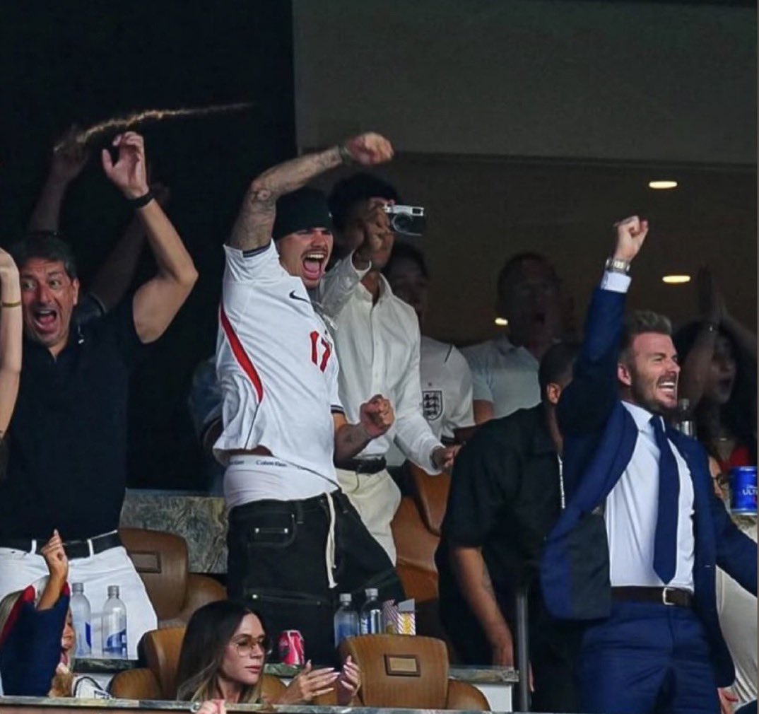 galgopuro's tweet photo. Primer gol de España y yo como Victoria Beckham

Vamos España #FranciaEspaña https://t.co/xTWdcus9B4