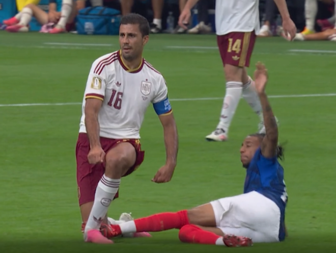 besoccer_ES's tweet photo. 🤨 La tarascada de Olise, que le ha clavado los tacos en el tobillo a Rodri

NO HA SIDO NI AMARILLA https://t.co/52n1PwMyPN
