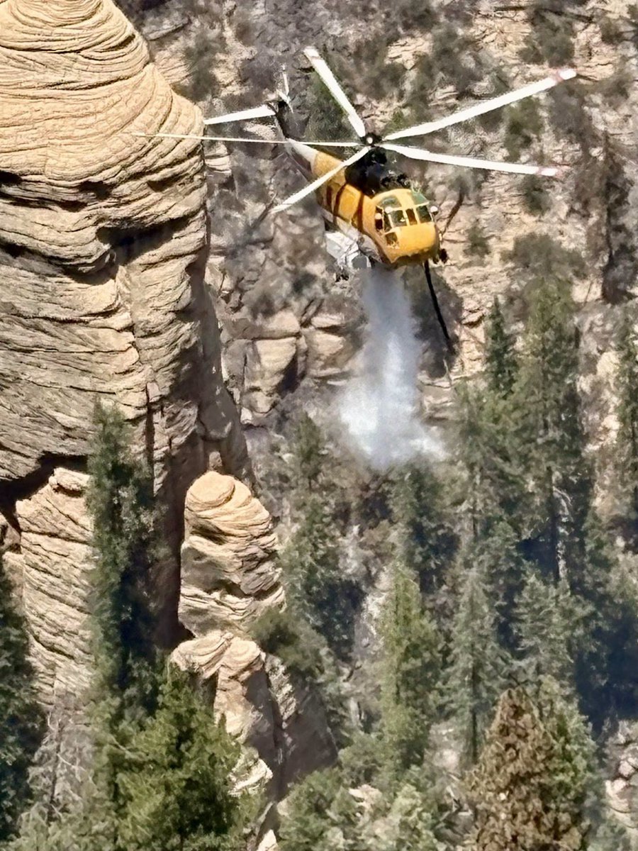 AZJimCrossNews's tweet photo. Tuesday #PocketFire update via Coconino NF. 27,393 acres. Personnel: 678.
Containment: 83%. Heat pockets within the fire perimeter may continue to produce smoke for a while. Rainfall measured 1-2 inches on the southern portion of the Pocket Fire area yesterday. #AZFire https://t.co/YkVRmvREyg