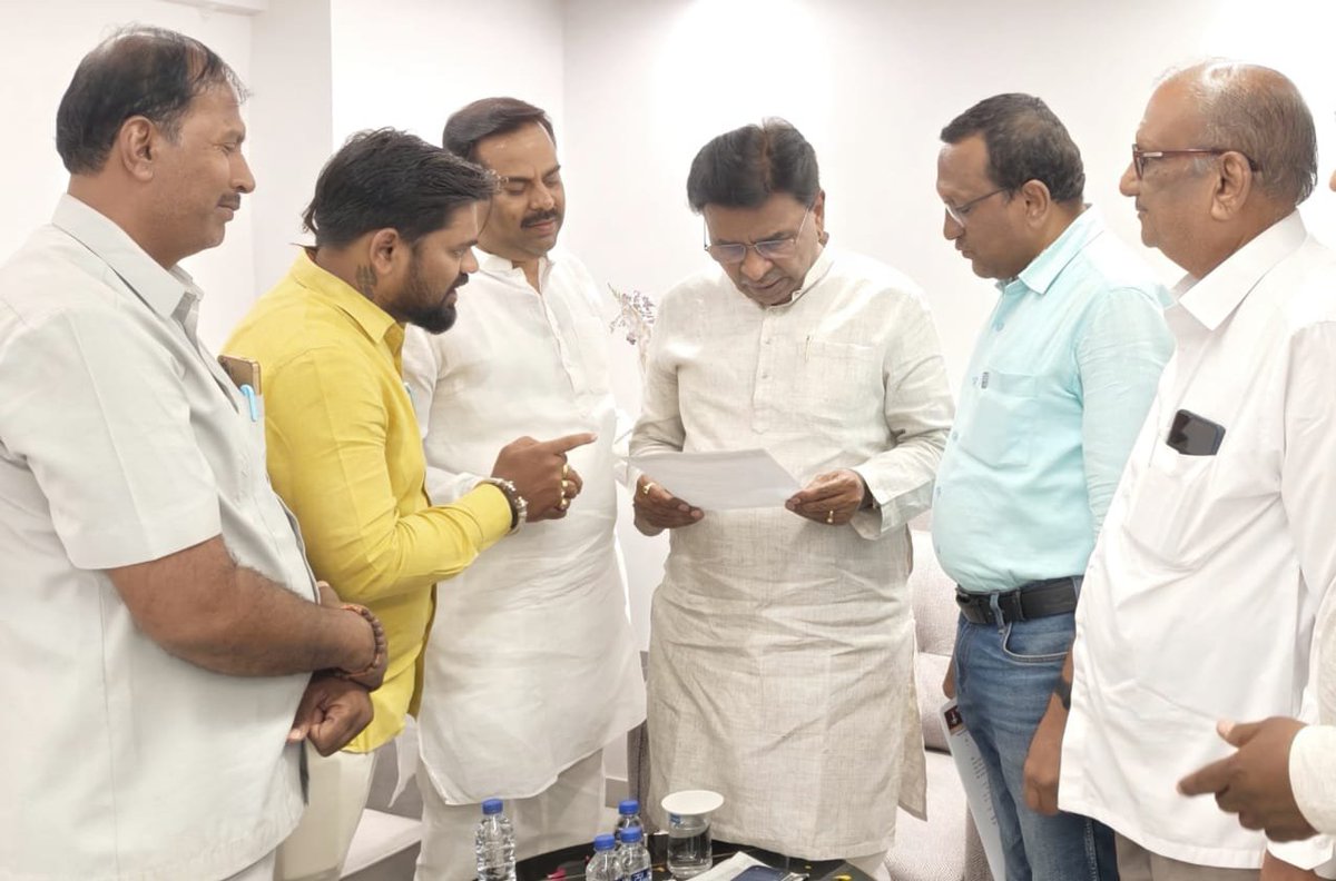 Rohitchawale's tweet photo. नूतन धाराशिव-लातूर-बीड स्थानिक स्वराज्य संस्था मतदारसंघाचे विधान परिषद आमदार मा. श्री. बसवराज पाटील मुरूमकर साहेब यांची आज सदिच्छा भेट घेऊन त्यांचे अभिनंदन व शुभेच्छा देण्यात आल्या.
यावेळी महाकालेश्वर प्रतिष्ठान आयोजित महाराष्ट्र राज्याचे लाडके मुख्यमंत्री मा. श्री. देवेंद्रजी https://t.co/519IE0obtc
