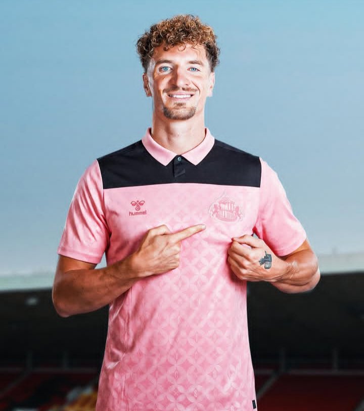planeta_sportsh's tweet photo. Firmadito! ✍️🔴⚪: THOMAS MEUNIER, NUEVO JUGADOR DEL SUNDERLAND.
El lateral belga de 34 años llega libre tras su salida del Lille. Firma contrato por dos temporadas, hasta el año 2028.
#SAFC #Sunderland #Meunier https://t.co/4FaX8IQYEH
