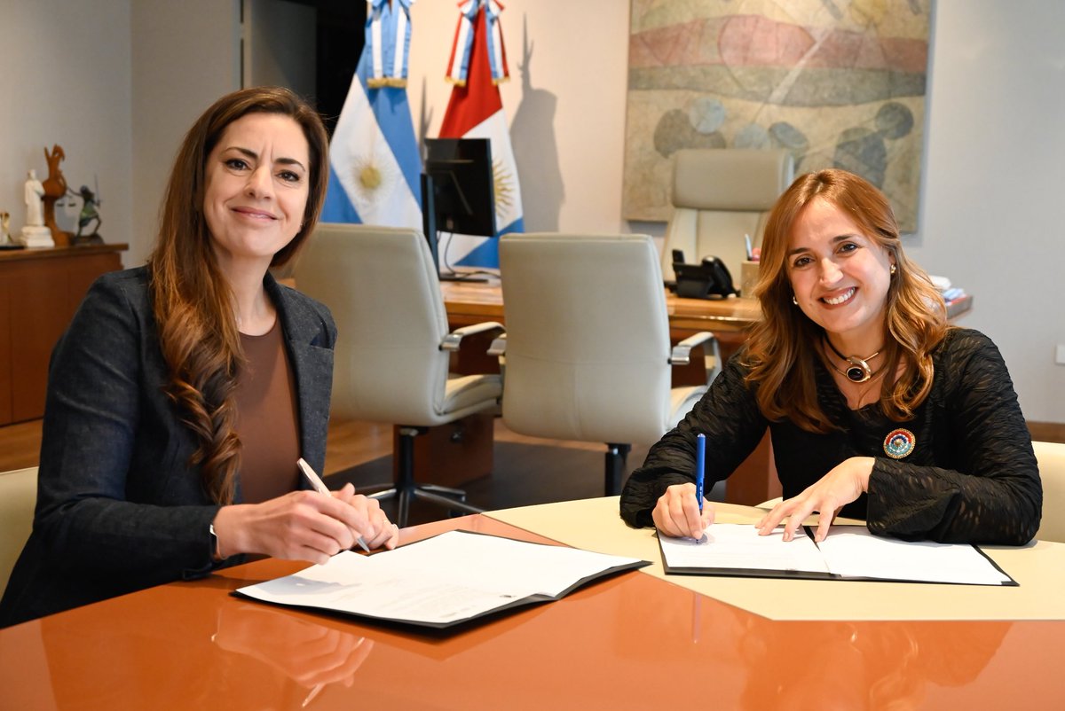 myriprunotto's tweet photo. La educación transforma realidades cuando se convierte en oportunidades concretas

Por eso, desde la @LegislaturaCBA firmamos un convenio de cooperación con la Fundación Educarcia para impulsar capacitaciones laborales gratuitas y proyectos educativos y comunitarios en toda la provincia.

Creemos en la articulación entre el Estado, las organizaciones y la comunidad para generar más formación y más oportunidades para los cordobeses, convencidos de que el desarrollo se construye apostando al conocimiento y a las personas
