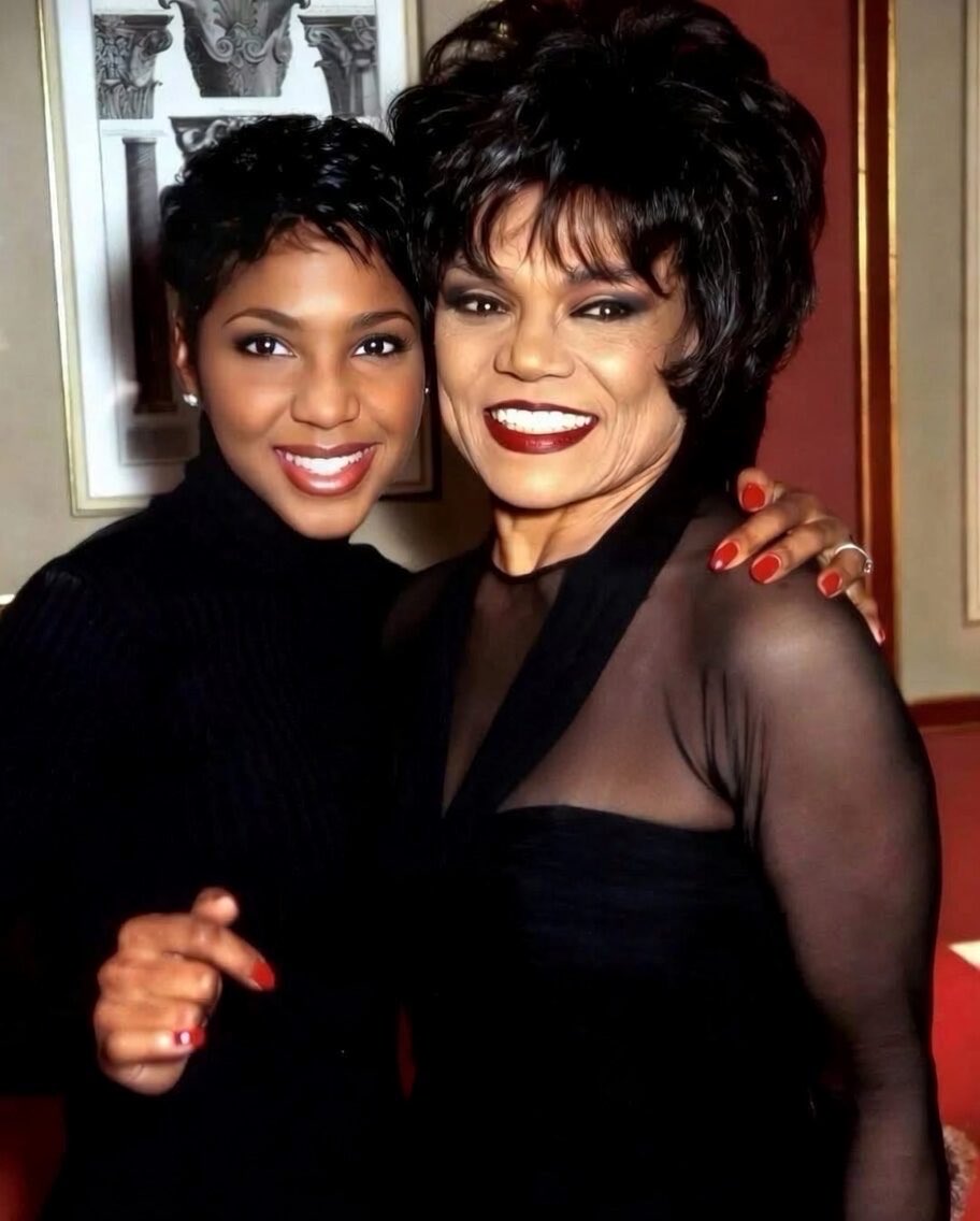 freakoutsideofx's tweet photo. Toni Braxton (30) &amp; Eartha Kitt (70) in LA 1997, face cards never declined https://t.co/wgtnU71U7q