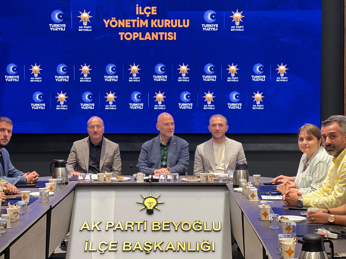 suleymansoylu's tweet photo. Beyoğlu İlçe Başkanımız Kasım Fırat’ın riyasetinde, İl Yönetim Kurulu Üyemiz Orhan Narin ile birlikte Beyoğlu İlçe Yönetim Kurulu Toplantısı’na katıldık.

Birlik ve beraberlik içerisinde, milletimize hizmet yolunda aynı azim ve kararlılıkla çalışmalarımızı sürdürmeye devam edeceğiz.