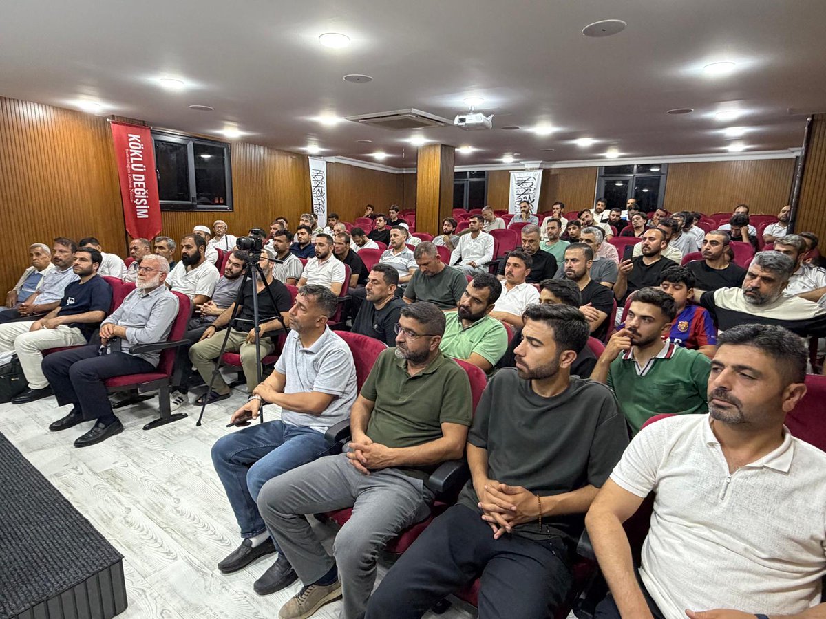 KokluDegisim63's tweet photo. Değişim Sohbetleri kapsamında gerçekleştirilen programda, Araştırmacı Abdullah Koşdaş tarafından "Terörsüz Türkiye Süreci: Terörde Son Perde Olacak mı?" konusu ele alındı.

Koşdaş, konuşmasının başında Kürt meselesine değinerek, bu meselenin Osmanlı Devleti'nin yıkılışı ve Türkiye Cumhuriyeti'nin kuruluş süreciyle birlikte ortaya çıktığını ifade etti. Milliyetçilik ve ulus-devlet anlayışının benimsenmesiyle Müslüman toplumların birbirinden ayrıştırıldığını, Batılı fikirlerin etkisiyle ümmet bilincinin zayıflatıldığını dile getirdi.

Ulus-devlet anlayışının bir sonucu olarak Kürtlerin uzun yıllar çeşitli mağduriyetler yaşadığını belirten Koşdaş, dil ve kültür alanında baskılarla karşı karşıya kaldıklarını ifade etti. Bu politikaların amacının, Müslüman Kürtleri asimile etmek ve mevcut sisteme boyun eğmeye zorlamak olduğunu söyledi.

İslam Devleti döneminde ise Kürtler, Türkler ve Araplar arasında böyle bir problemin yaşanmadığını belirten Koşdaş, farklı kavimlerin İslam akidesi etrafında kardeşçe yaşadığını ve ortaya çıkan meseleleri yine İslam'ın hükümleri doğrultusunda çözüme kavuşturduklarını ifade etti.

Konuşmasının devamında, ayrılıkçılık, ulusçuluk, vatanperestlik ve milliyetçilik fikirlerinin Müslümanları birbirinden uzaklaştırdığını söyleyen Koşdaş, bu sorunların çözümünün Cumhuriyet, demokrasi ve laiklikte değil; Allah'ın şeriatıyla hükmeden İslam Devleti'nde olduğunu dile getirdi.

Çanakkale ve Kutü'l-Amâre'de olduğu gibi Müslümanların yeniden aynı inanç ve hedef etrafında birleşmesi gerektiğini ifade eden Koşdaş, bugün Suriye, Irak, Afganistan, Doğu Türkistan ve Gazze başta olmak üzere İslam beldelerinin kurtuluşunun da ümmetin birliğini sağlayacak Hilafet Devleti ile mümkün olacağını söyledi.

Allah, programa katılan tüm Müslümanlardan razı olsun.
#YenidenHilafet