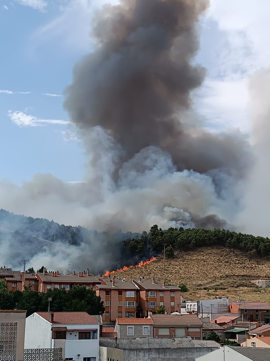 BomberosDip_VLL's tweet photo. 🚜 También fue fundamental la colaboración de numerosos agricultores de Íscar, Megeces y Cogeces de Íscar, que emplearon arados y gradas para crear líneas de defensa en los rastrojos de la ladera y contribuir a frenar el avance del fuego.

🚓 La intervención contó además con la USECIC de @guardiacivil apoyo de las agrupaciones de Proteción Civil y de las Policías Locales de Íscar, Pedrajas de San Esteban y Tudela de Duero, que colaboraron en las labores de apoyo, coordinación y seguridad.