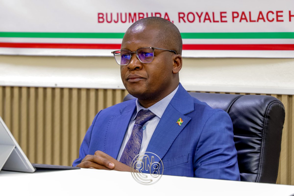 RTNBurundi's tweet photo. Une première phase dans quatre provinces

La première phase du recensement concernera les Communes urbaines de #Mugere , #Mukaza et #Ntahangwa , en @Bujaprov2025 , ainsi que la ville de #Gitega en province de @Gitega , #Ngozi en  @PButanyerera et #Rumonge en  @burungaProvince . L'opération sera ensuite progressivement étendue au reste du territoire national.
Des agents recenseurs, recrutés et formés par l'#INSBU en collaboration avec la Direction des titres fonciers et du Cadastre national, seront déployés sur le terrain pour recueillir les informations auprès des propriétaires, dans le strict respect de la confidentialité des données.

Les parcelles litigieuses seront également recensées

Le Directeur général de l'INSBU a précisé que les parcelles faisant l'objet de litiges seront bel et bien recensées. Elles seront enregistrées comme étant litigieuses, sans que cette démarche n'ait d'incidence sur les procédures judiciaires en cours.
Il a également indiqué que les Burundais résidant à l'étranger pourront désigner une personne de confiance au moyen d'une procuration afin de les représenter durant le recensement.
En revanche, les parcelles actuellement submergées par les eaux ne seront pas prises en compte lors de cette première phase.
Nicolas Ndayishimiye a aussi indiqué que cette opération n'a pas pour objectif de déposséder les propriétaires des biens de la population. 
Selon lui, le recensement vise plutôt à renforcer la sécurisation des propriétés, à améliorer la gestion foncière, et à faciliter à terme la délivrance de titres fonciers conformes à la législation grâce à la numérisation des données.

Un appel à la mobilisation de tous les acteurs

Le Premier ministre a invité les propriétaires à accueillir favorablement les agents recenseurs et à leur fournir des informations exactes et complètes. Il a également appelé les autorités administratives, les chefs de quartiers, les leaders communautaires ainsi que les médias, à intensifier la sensibilisation de la population afin d'assurer le succès de cette opération.
Les participants à la cérémonie ont pour leur part insisté sur la nécessité d'une étroite collaboration entre les agents recenseurs et les autorités locales, afin de garantir la transparence du processus et de prévenir toute tentative de fraude.

Le recensement proprement dit débutera au mois d'août  2026 et se poursuivra jusqu'en septembre 2026. Le coût global du projet est estimé à près de 3 milliards de francs burundais.