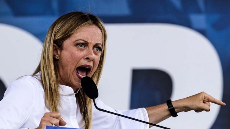 equuscavallo's tweet photo. Meloni urla: "A casa!" 

Poi si accorge che la presidente del consiglio è lei.
#leggeelettorale #meloni #quirinale https://t.co/bLUvQ8BhDy