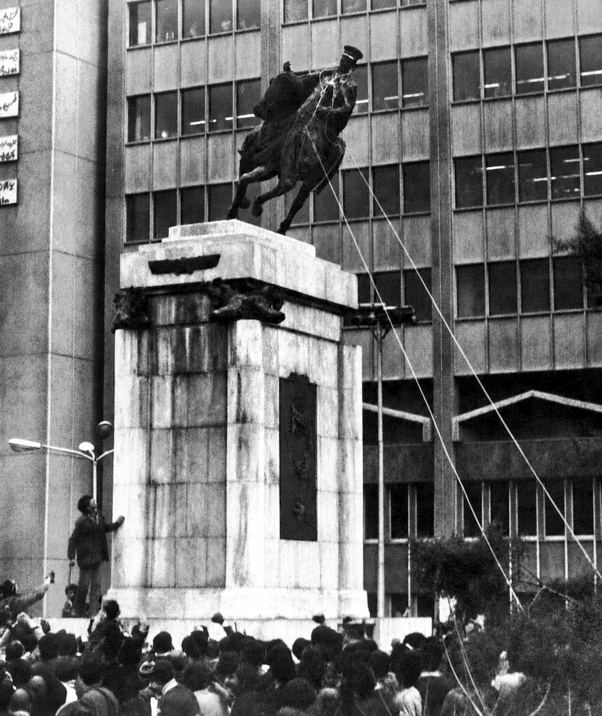 wana_visualss's tweet photo. 🇮🇷 Iranians tear down a statue of Reza Pahlavi after Mohammad Reza Pahlavi fled Iran. (1979)

Photo by Bettmann | Getty Images https://t.co/GDAY2GooGP