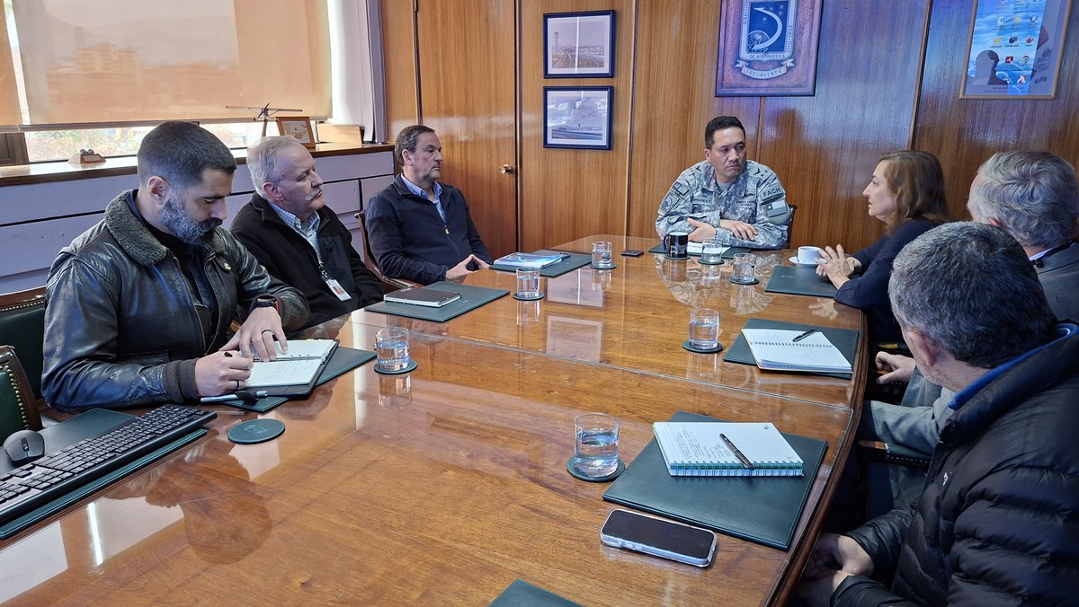 DGACChile's tweet photo. Una reunión de trabajo sostuvo el Director General @DGACChile General de Brigada Aérea (A) Humberto Fernández, con representantes de @conaf_minagri liderados por su Directora Ejecutiva, Ana Baldini. La instancia permitió abordar diversos temas de interés para ambas instituciones. https://t.co/zo7OScrE6g