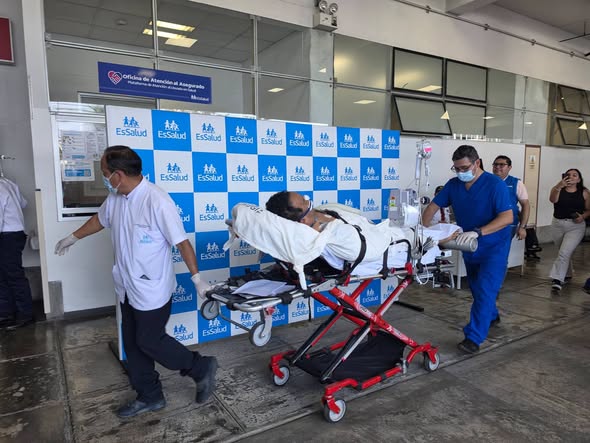 EsSaludPeru's tweet photo. #EsSaludInforma 🚨 | EsSalud realizó las coordinaciones necesarias para el traslado del paciente Gary Yarlequé Ferrer, conductor de transporte público que resultó gravemente herido tras un atentado delictivo ocurrido en San Martín de Porres, desde el Hospital Cayetano Heredia hacia el Hospital Nacional Guillermo Almenara Irigoyen, donde continuará recibiendo atención especializada.
Reafirmamos nuestro compromiso de brindar una atención oportuna, eficiente y con calidad humana, siempre al servicio de la salud de todos los peruanos. 🏥💙